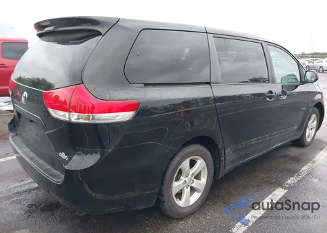 2012 Toyota Sienna Base 7 Passenger/Le 8 Passenger z USA, uszkodzony, nr VIN 5TDKA3DC7CS013826